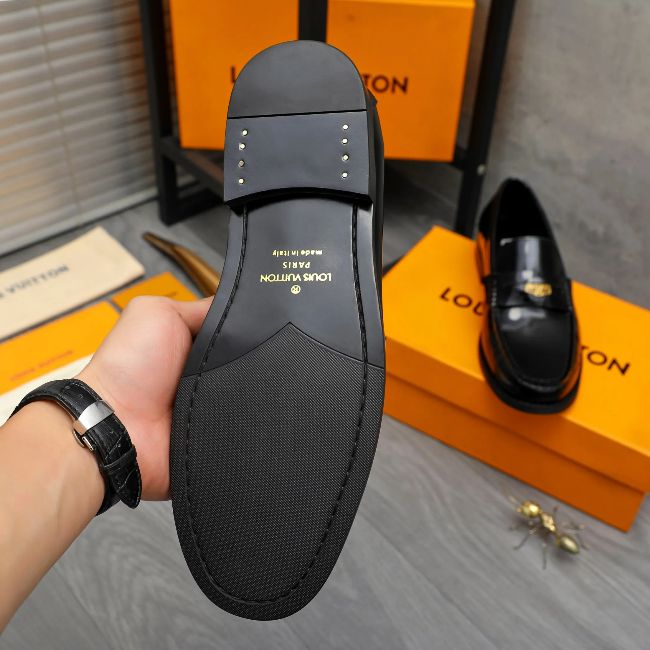 Men's shoes 💰p460 Product trademark: LV (Louis Vuitton) business slip-on leather shoes. Regular size: 38-45 (45 is custom-made and non-returnable) Product materials: Selected high-quality pearlescent cowhide upper, cowhide lining, original rubber outsole
